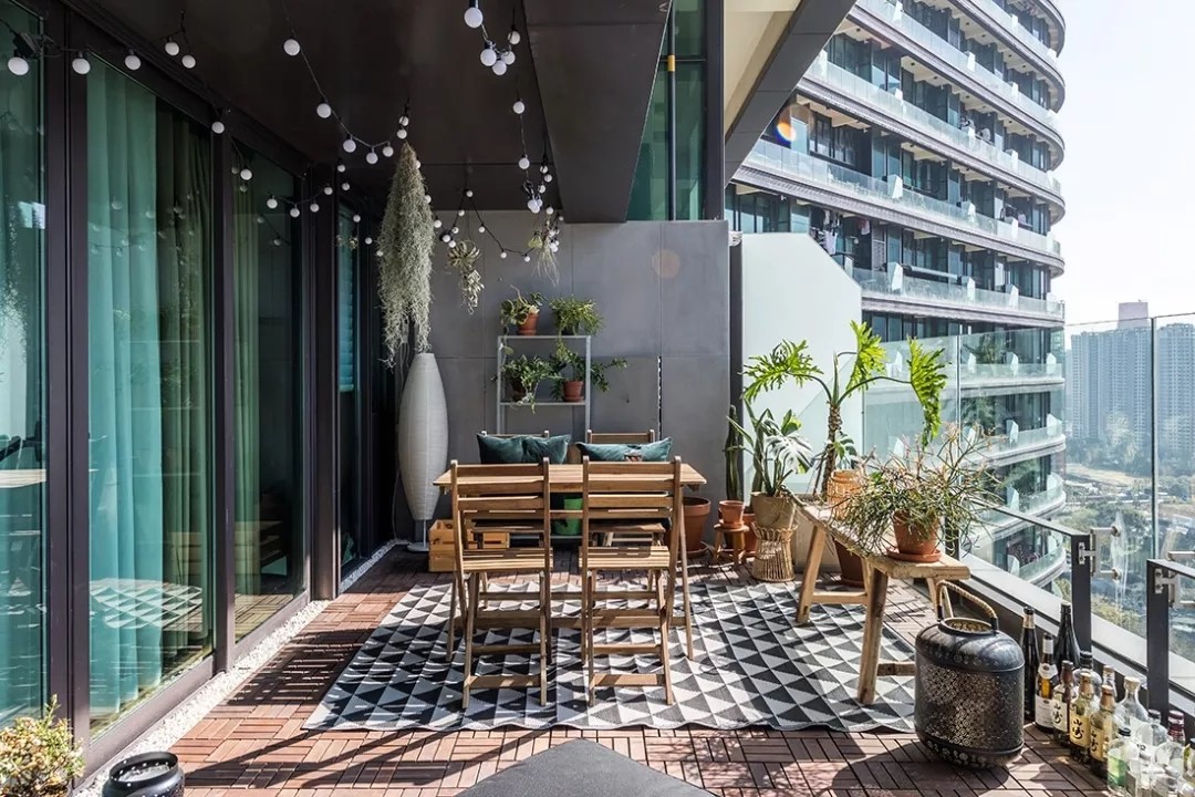 裝修公司現(xiàn)代輕奢風格復式裝修效果圖-陽臺 裝修公司現(xiàn)代輕奢風格復式裝修效果圖-陽臺