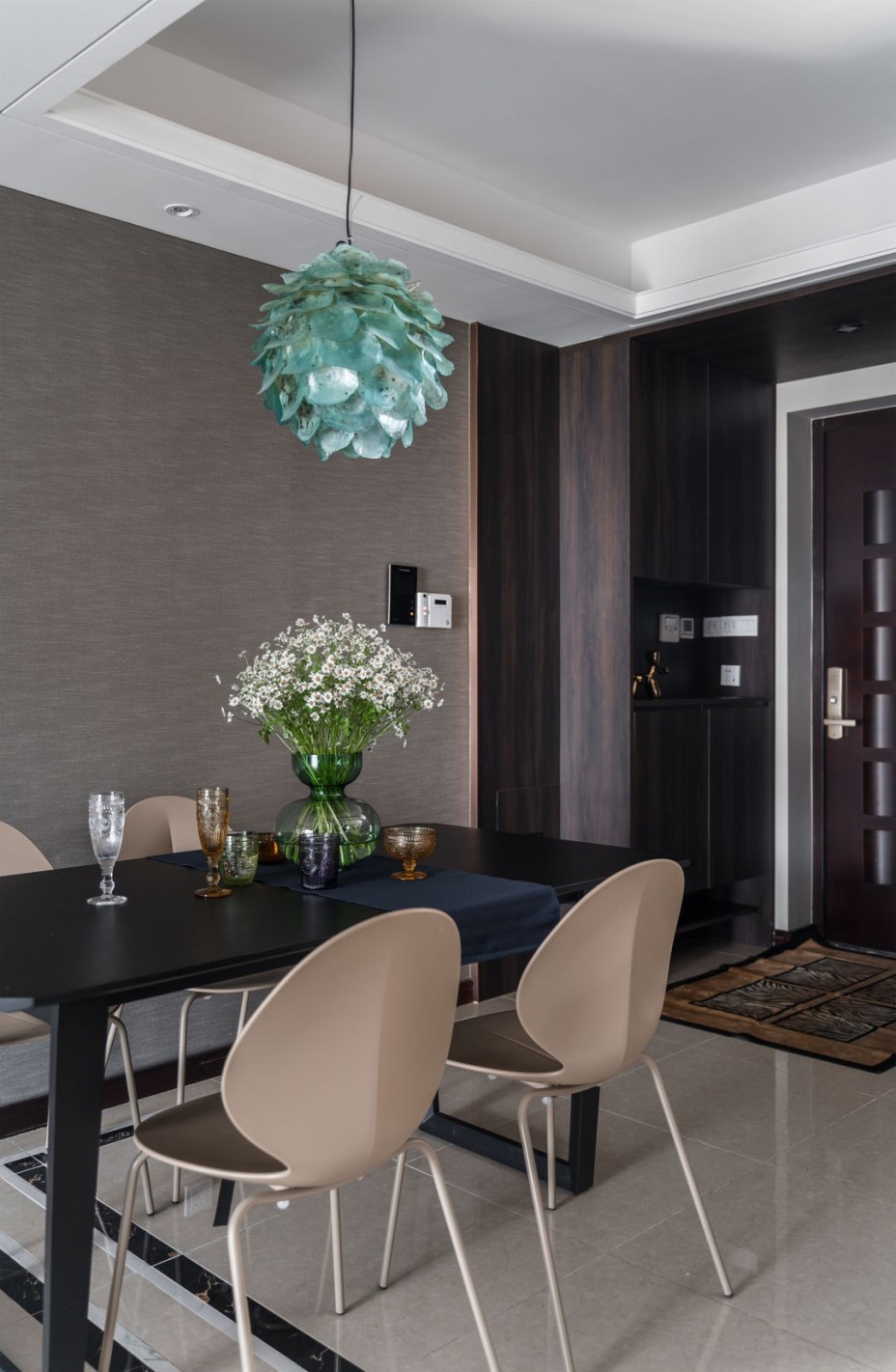 現(xiàn)代簡約風格室內家裝案例效果圖-餐廳 現(xiàn)代簡約風格室內家裝案例效果圖-餐廳