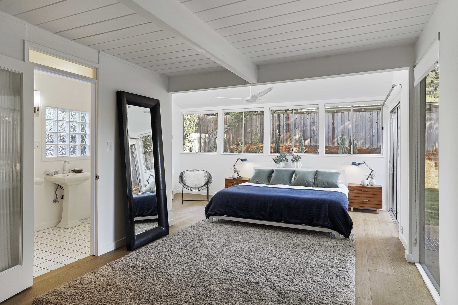 裝修案例現(xiàn)代前衛(wèi)風格別墅裝修效果圖-臥室 裝修案例現(xiàn)代前衛(wèi)風格別墅裝修效果圖-臥室