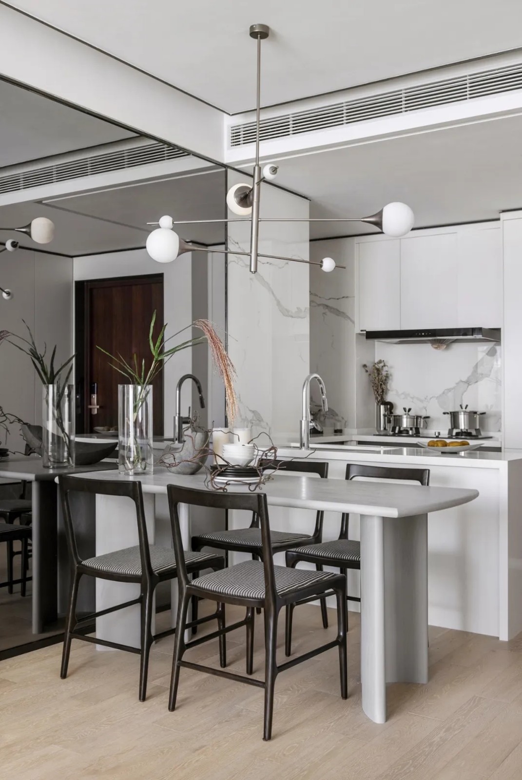 現(xiàn)代朋克風(fēng)格室內(nèi)設(shè)計家裝案例-餐廳 現(xiàn)代朋克風(fēng)格室內(nèi)設(shè)計家裝案例-餐廳