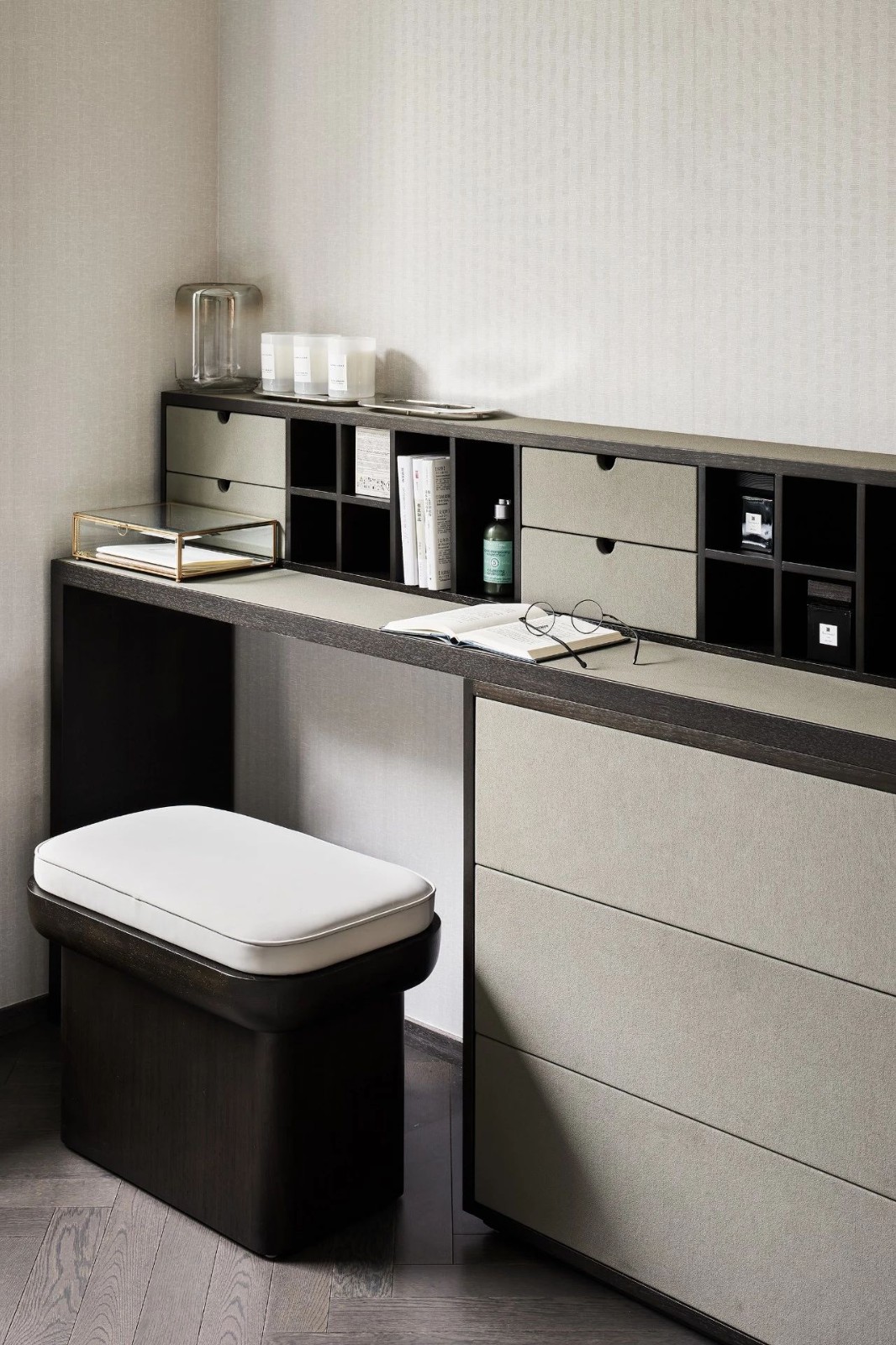 現(xiàn)代輕奢風格室內(nèi)設計家裝案例-書桌 現(xiàn)代輕奢風格室內(nèi)設計家裝案例-書桌