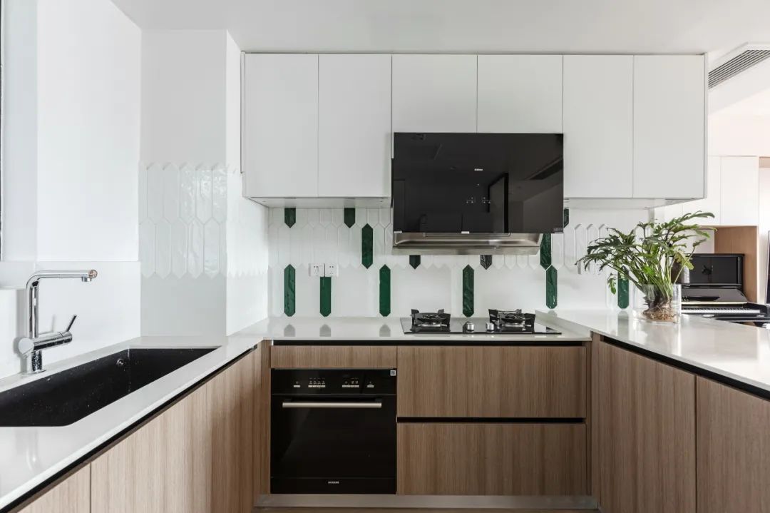 現(xiàn)代原木風(fēng)格室內(nèi)設(shè)計家裝案例-廚房 現(xiàn)代原木風(fēng)格室內(nèi)設(shè)計家裝案例-廚房