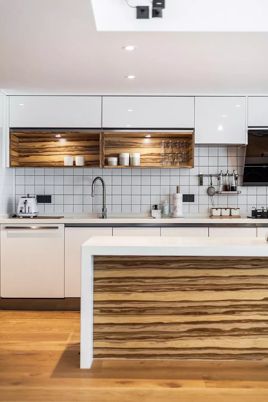 裝修公司現(xiàn)代輕奢風格復式裝修效果圖-廚房 裝修公司現(xiàn)代輕奢風格復式裝修效果圖-廚房