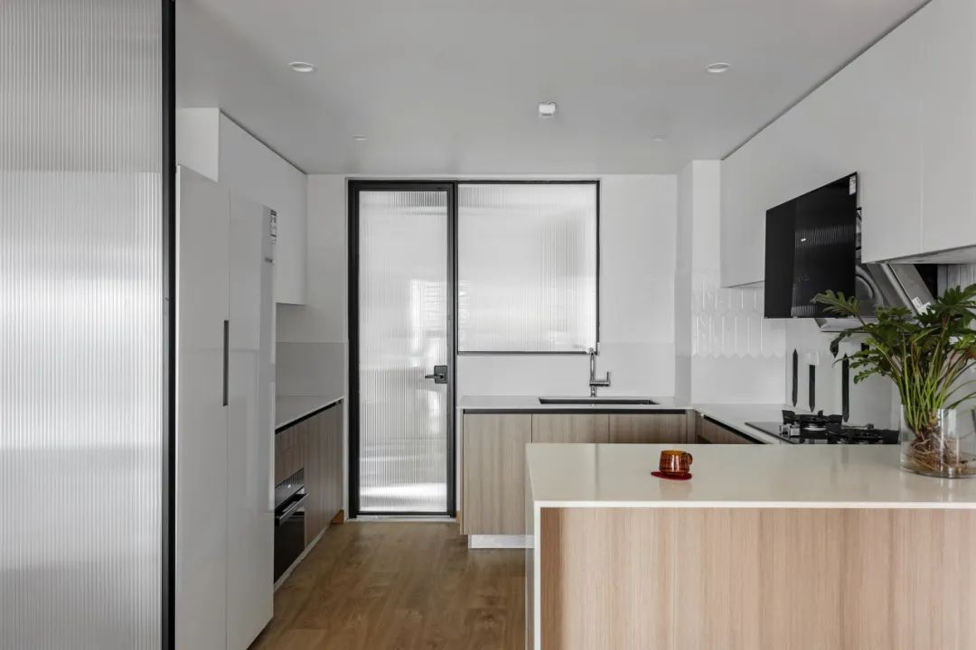 現(xiàn)代原木風(fēng)格室內(nèi)設(shè)計家裝案例-廚房島臺 現(xiàn)代原木風(fēng)格室內(nèi)設(shè)計家裝案例-廚房島臺