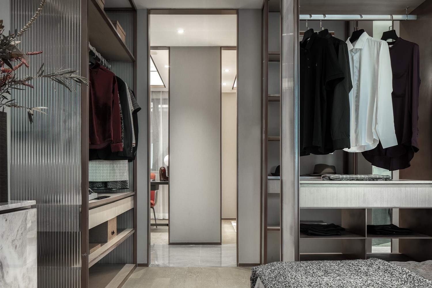 現(xiàn)代新中式風(fēng)格室內(nèi)設(shè)計家裝案例-衣帽間 現(xiàn)代新中式風(fēng)格室內(nèi)設(shè)計家裝案例-衣帽間