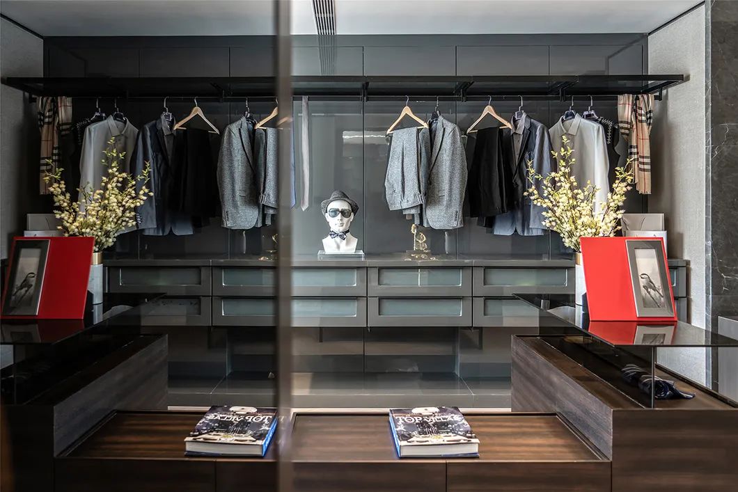 現(xiàn)代輕奢風(fēng)格別墅室內(nèi)設(shè)計(jì)家裝案例-衣帽間 現(xiàn)代輕奢風(fēng)格別墅室內(nèi)設(shè)計(jì)家裝案例-衣帽間