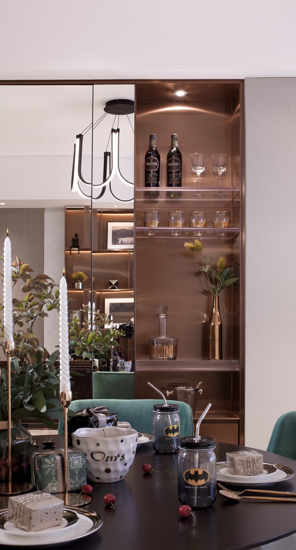 現(xiàn)代前衛(wèi)風格室內(nèi)設(shè)計家裝案例-餐桌餐邊柜 現(xiàn)代前衛(wèi)風格室內(nèi)設(shè)計家裝案例-餐桌餐邊柜